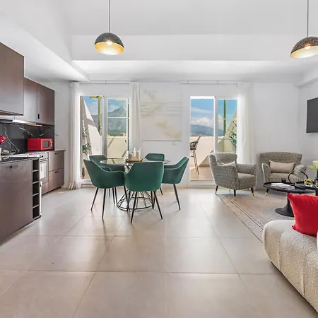Newly Renovated 3bed Penthouse Retreat With Pools In Prime Location *