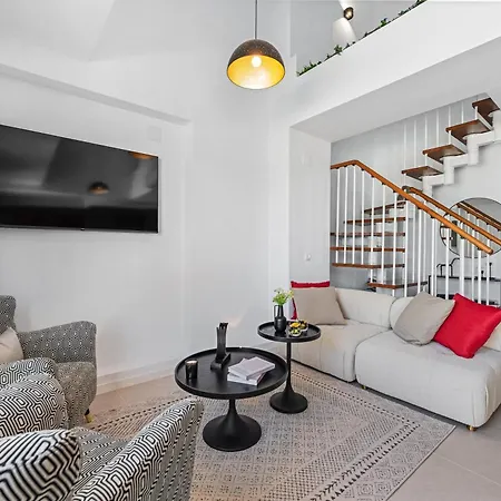Newly Renovated 3bed Penthouse Retreat With Pools In Prime Location Marbella