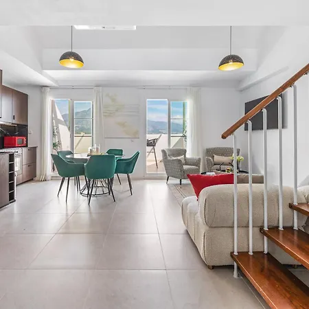 Newly Renovated 3bed Penthouse Retreat With Pools In Prime Location