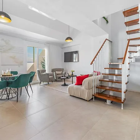 Newly Renovated 3bed Penthouse Retreat With Pools In Prime Location Marbella