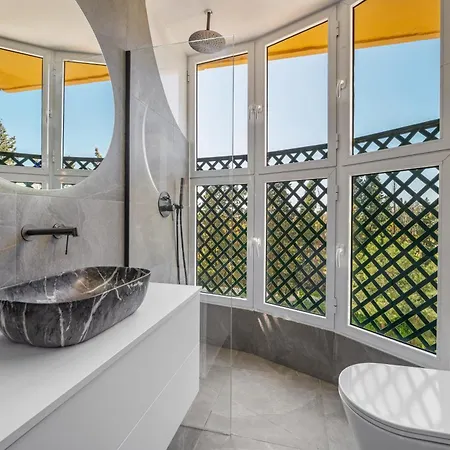 Newly Renovated 3bed Penthouse Retreat With Pools In Prime Location *
