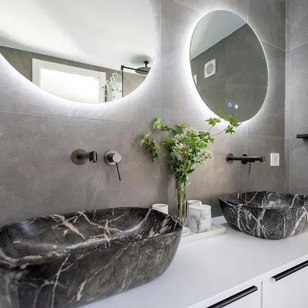 Newly Renovated 3bed Penthouse Retreat With Pools In Prime Location