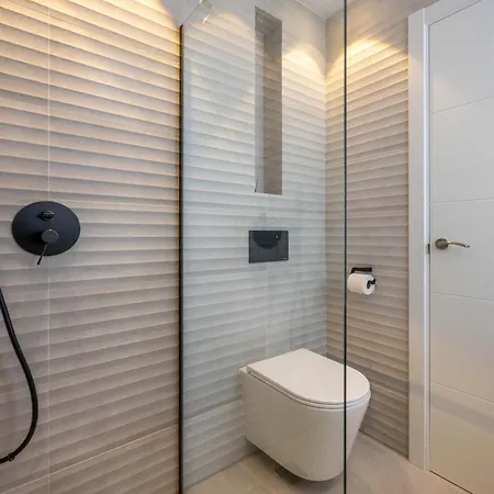 Newly Renovated 3bed Penthouse Retreat With Pools In Prime Location *