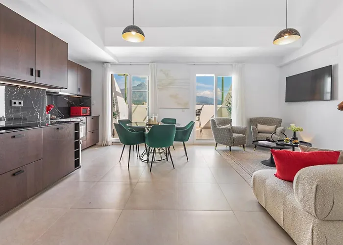 Newly Renovated 3bed Penthouse Retreat With Pools In Prime Location *