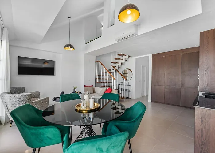 Newly Renovated 3bed Penthouse Retreat With Pools In Prime Location Marbella
