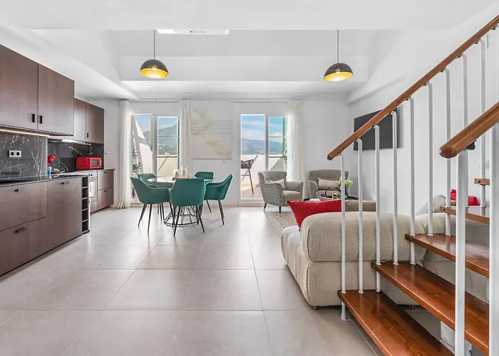 Newly Renovated 3bed Penthouse Retreat With Pools In Prime Location