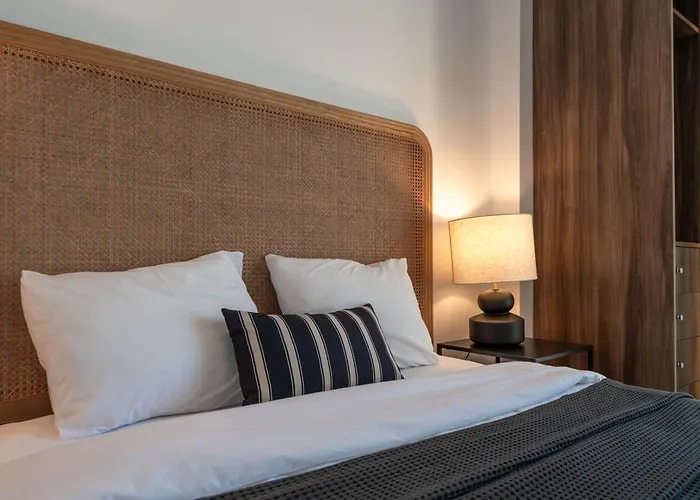 Newly Renovated 3bed Penthouse Retreat With Pools In Prime Location *