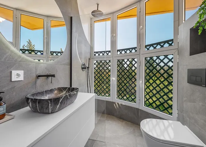Newly Renovated 3bed Penthouse Retreat With Pools In Prime Location *