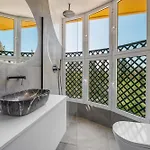 Newly Renovated 3bed Penthouse Retreat With Pools In Prime Location *