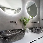 Newly Renovated 3bed Penthouse Retreat With Pools In Prime Location