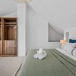 Newly Renovated 3bed Penthouse Retreat With Pools In Prime Location