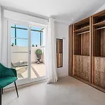 Newly Renovated 3bed Penthouse Retreat With Pools In Prime Location דירה *