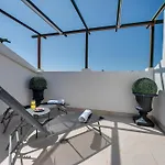 Newly Renovated 3bed Penthouse Retreat With Pools In Prime Location דירה מארבלה